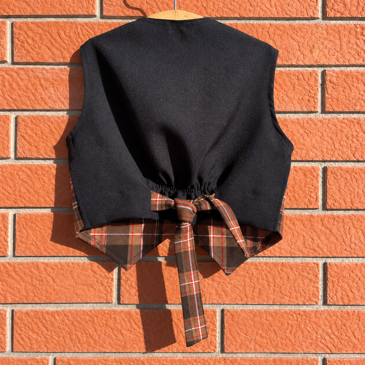 Gilet_in_tartan_scozzese_marrone_con_papillon_bambino_dietro.png