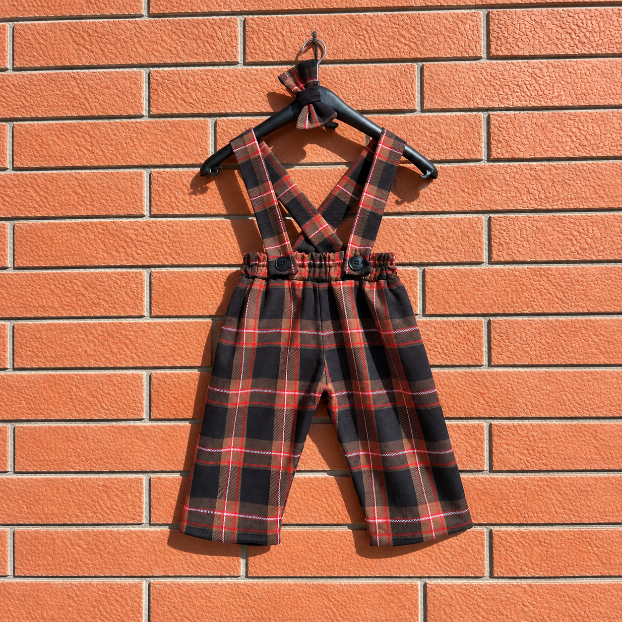 Pantaloneintartanscozzesefondomarronebambino.png