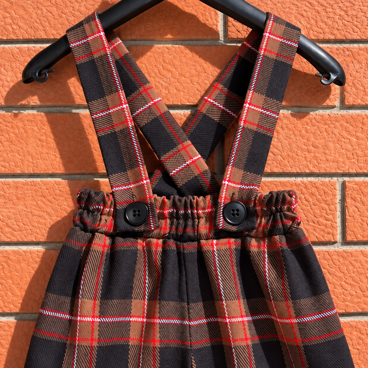 Pantaloneintartanscozzesefondomarronebambino01.png